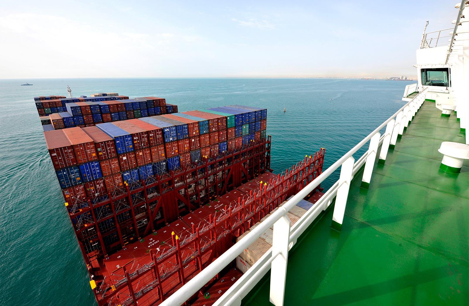 Navio a operar no cais